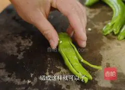 Illustration of how to make sour and spicy pickled peppers as an appetizer, mixed with noodles and served with rice, which can be learned in 1 minute