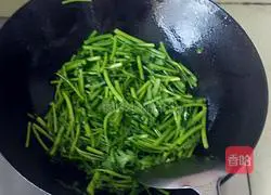 Illustration of how to make stir-fried chrysanthemum 4