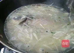 Illustration of how to make shredded radish and crucian carp soup 8
