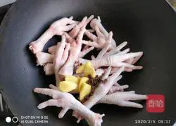 Illustration of Braised Chicken Feet with Abalone Sauce and Mushrooms 1