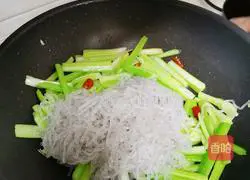 Illustration of how to make authentic Northeastern specialty quick-hand vegetable celery fried rice noodles 7