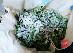 Illustration of how to make steamed celery leaves with powder 6