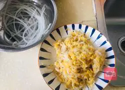Illustration of how to make fried vermicelli with pickled cabbage 1