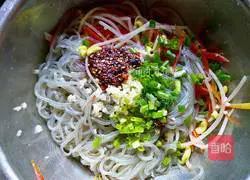 Illustration of how to mix soybean sprouts with vermicelli 7