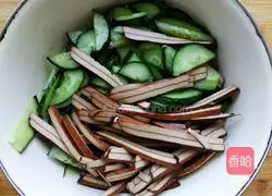 Illustration of how to make cold cucumber and dried beans 4