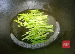 Illustration of how to stir-fry celery and dried celery 4