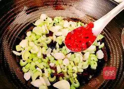 Illustration of how to stir-fry celery and lily 11