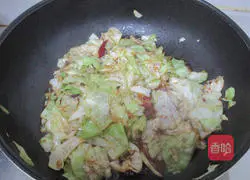 Illustration of how to make hot and sour shredded cabbage 4