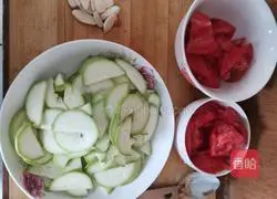 Illustration of how to make tomatoes and zucchini 1