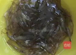 Illustration of how to make drunk shrimp 1