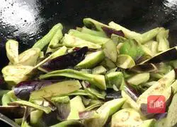 Illustration of how to cook eggplant and braised beans 9