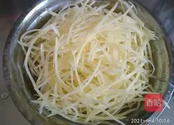 Illustration of how to make spicy and sour potato shreds 6