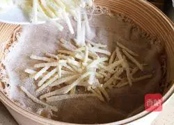 Illustration of how to make steamed potatoes with flour 5