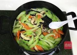 Illustration of how to make fried celery and mushrooms 7