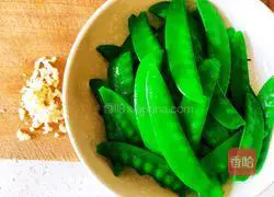 Illustration of how to make garlic snow peas 6
