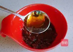 Illustration of how to mix iced vegetables with vinegar and garlic 7