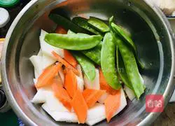 Illustration of how to make fried yam with snow peas 1