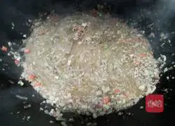 Illustration of how ants climb a tree 9