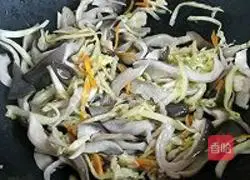 Illustration of how to stir-fry oyster mushrooms with cabbage 8