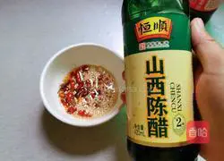 Illustration of how to make cucumber mixed with shredded fungus 9