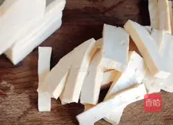 Illustration of how to make fried dried tofu with celery 1