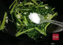 Illustration of how to make stir-fried water spinach 4