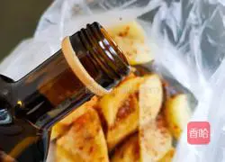 Illustration of how to make roasted potato wedges 5