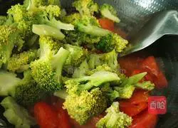 Illustration of how to stir-fry broccoli with tomatoes 8