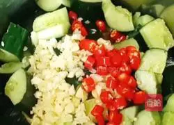 Illustration of how to pat cucumbers 6