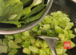 Illustration of how to stir-fry Shanghai greens 7
