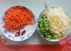 Illustration of how to make spicy carrot, green pepper and potato shreds 1