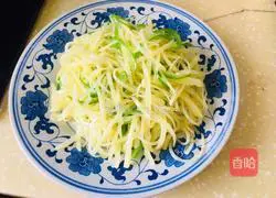 Illustration of how to make green pepper and potato shreds 11