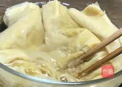 Pour the tofu skin with sauce Illustration of how to make flowers 3