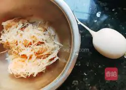 Illustration of how to make jellyfish shreds mixed with radish 1