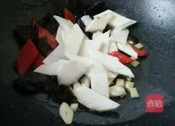Illustration of how to make fried yam with black fungus 4