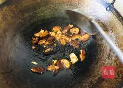 Illustration of how to stir-fry rapeseed with mushrooms 3