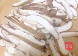 Illustration of how to stir-fry mushrooms with cumin 1