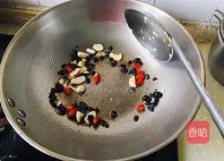 Illustration of how to cook green peppers with black bean paste 8