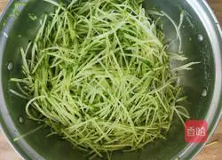 Illustration of how to mix shredded green radish with white sugar 2