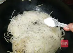 Illustration of how to stir-fry shredded radish with garlic sprouts 6