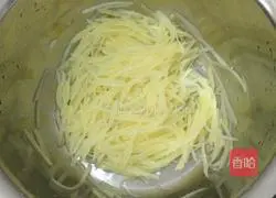 Illustration of how to make spicy and sour shredded potatoes 5