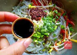 Illustration of how to mix soybean sprouts with vermicelli 8
