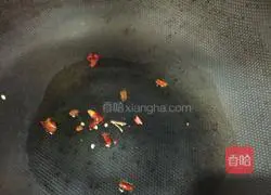 Illustration of how to mix dry silk with soy sauce 13