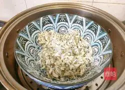 Illustration of how to steam locust flowers 6