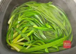 Illustration of how to make cold green leek sprouts 6