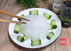 Illustration of how to mix cucumber with vermicelli 10