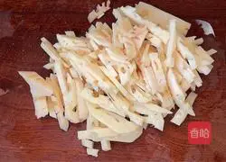 Illustration of how to make spicy and sour lotus root 1