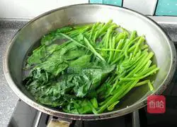 Illustration of how to make spinach with nuts 2