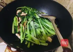 Illustration of how to stir-fry rapeseed with mushrooms 4