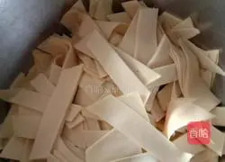 Illustration of how to make hot pepper dried tofu 1